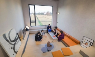 Cặp vợ chồng bỏ phố về quê xây biệt thự có view đồng lúa, đón cả bố mẹ 2 bên về ở cùng