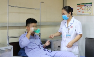 Quảng Ninh: Nam sinh bị rách tầng sinh môn do bạn dựng bút dưới ghế