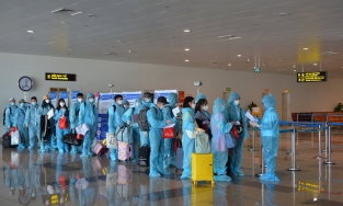 Tạm dừng các đường bay quốc tế về Việt Nam do mâu thuẫn giá cách ly