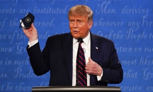 Cửa hàng quà tặng Nhà Trắng rao đồng xu “Donald Trump đánh bại Covid-19”