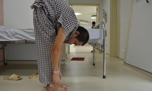 Người đàn ông 22 năm gù gập người như con tôm ở Hà Nội