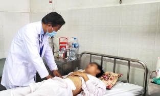 Không có hậu môn, người đàn ông 25 năm đi đại tiện bằng đường tiểu