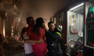 Hà Nội: Cứu 2 người lớn 3 trẻ em kẹt trong cửa hàng gas bị cháy