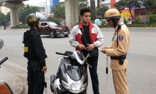 Khi nào cảnh sát giao thông được kiểm tra cốp xe, điện thoại của người dân?