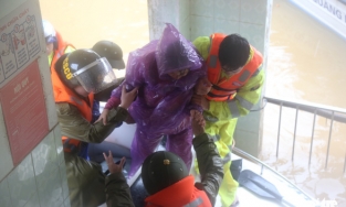 Đưa bà bầu đi sinh bằng ca nô trong lũ lớn ở Quảng Bình 