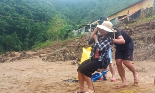 Quảng Nam: Cầu sập, dân phải đu dây cáp qua sông