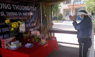 Vợ liệt sĩ vụ sạt lở ở Quảng Trị chịu tang chồng trong khu cách ly