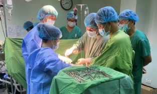 20 bác sĩ hợp sức cứu cô gái bị container cán qua người