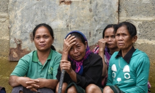 Người dân ở Quảng Trị tự kéo sập nhà để tránh bị lũ cuốn trôi