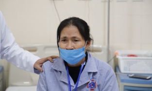  Mất trắng gia tài vì lũ, 2 vợ chồng cùng mắc ung thư nhường nhau điều trị