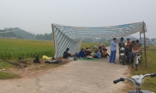 Người dân dừng chặn xe vào bãi rác Nam Sơn