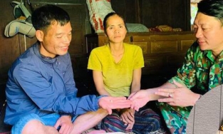 Thấy vàng trong túi áo cứu trợ, gia đình nghèo ở Quảng Trị tìm người để trả