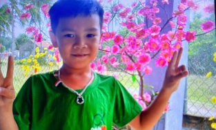 Công an Quảng Ngãi đội mưa tìm trẻ lạc trước giờ bão số 9 đổ bộ