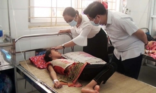 Lào Cai: 58 học sinh ngộ độc thực phẩm do canh bắp cải nhiễm vi sinh