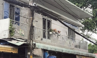 Hai bé bị cha đổ xăng phóng hỏa thoát nguy kịch