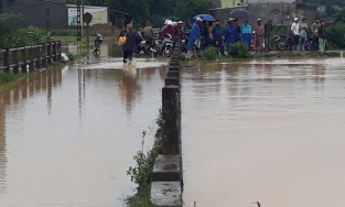 Nghệ An: 3 chú cháu bị lũ cuốn trôi khi cố đi xe máy qua đường ngập 