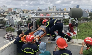 Một công nhân tử vong khi đang chống thấm mái nhà sau bão