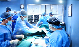 Gần 100 y bác sĩ tham gia vào ca ghép ruột đầu tiên tại Việt Nam