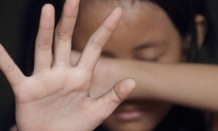 Từ tháng 11/2020: Hôn người dưới 16 tuổi là xâm hại tình dục trẻ em