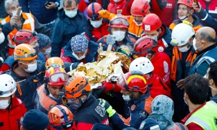 Bé 3 tuổi sống sót kỳ diệu sau 65 giờ bị động đất 7 độ Richter vùi lấp