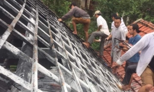 May mắn giữ được nhà trong lũ, nhưng lũ vừa rút thì nhà bốc cháy