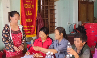 Tát trưởng thôn vì phát nhầm phiếu nhận quà của Thủy Tiên 