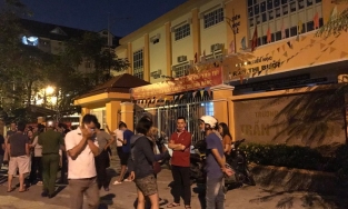 TP.HCM: Phụ huynh 'vây trường' trong đêm vì suất ăn bán trú