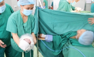 Thai phụ bị ung thư giai đoạn 3, chảy máu ồ ạt vẫn sinh con thành công