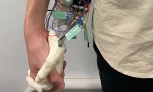 Trai ế lâu năm tận hưởng cảm giác nắm tay 1 cô gái bằng bàn tay robot