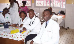 Chàng trai da màu lớn lên từ chiếc lều nát bước vào Harvard