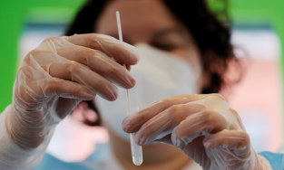 Dân Mỹ được phép dùng dụng cụ tự xét nghiệm Covid-19 tại nhà