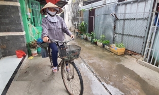 Chị ve chai nhặt được 14 chỉ vàng hồi môn của nhà nghèo, cả 2 ôm nhau khóc