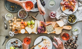 Cách kết hợp rượu vang và phô mai hoàn hảo để tôn lên vị ngon của cả hai