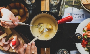 Mọi điều bạn cần biết về Fondue, món lẩu phô mai ăn từ đông đến hè đều ngon
