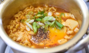 Bí quyết nấu mì ăn liền ngon như trong phim Hàn Quốc