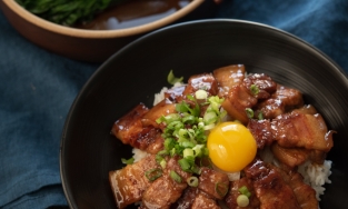 Ngày bận rộn chỉ cần một tô cơm 'all in one' thế này cũng đủ ngon miệng rồi