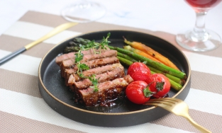 Mách bạn cách làm beefsteak sốt tiêu đen ngon đẹp như nhà hàng