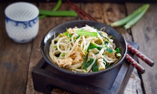 Cơm tối trọn vị ngon với món thịt gà xào giá đỗ