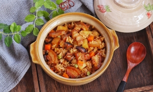 Ngày bận rộn chỉ cần một tô cơm “tổng hợp” thế này cũng khiến cả nhà no nê