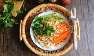 Cách làm mì gà trộn mát lành cho những bữa trưa ngày nắng 'ăn gì cũng ngại'