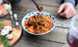 Cách nấu bò hầm rượu vang kiểu Pháp mềm ngon cho bữa cơm chiều