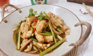 Cách làm mực xào cần tây lạ miệng để cả nhà 'đánh bay' nồi cơm