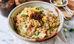 Cách làm cơm chiên thịt gà cực ngon từ cơm nguội còn dư