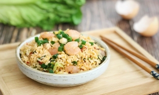 Cách làm cơm rang ngon với tôm, xà lách ăn hoài vừa không ngán