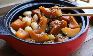 Cách làm bí đỏ om nước tương đưa cơm cực kỳ dù là món chay