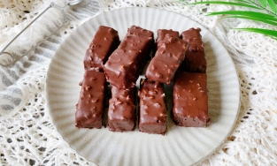 Cách làm kẹo socola phủ hạt đơn giản mà chất lượng