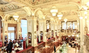 New York cafe - quán cafe đẹp như bảo tàng, 127 tuổi vẫn lộng lẫy ở Hungary