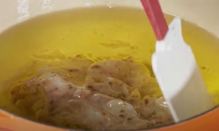 2 cách làm sạch cặn dầu ăn đã chiên để dầu cũ trong như mới