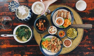 9 sự khác biệt giữa thói quen ăn uống phương Đông và phương Tây