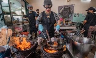 Jay Fai, quán ăn trứng chiên cua đường phố Bangkok được Michelin gắn sao